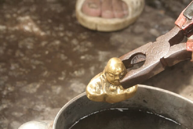 Đồng đổi màu là gì? Cách thử và nhận biết bằng Axit, mắt thường thế nào?