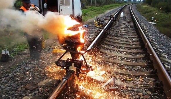 Hàn đường ray xe lửa tại chỗ bằng phản ứng nhiệt nhôm
