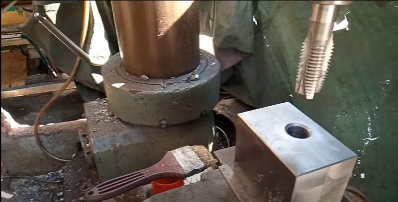 Thợ đang Taro m24 * 3 bằng máy khoan cần